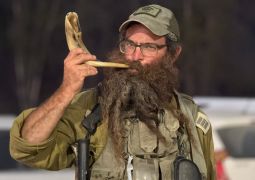  העולם צועק אלוקות